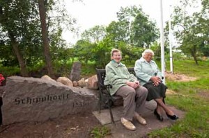 Die Bank am Gedenkstein, der aus einem historischen Wasserdurchlass stammt, ist ein zentraler Platz neben der Bushaltestelle im Ortskern. Hier plaudern die Schipphorsterinnen Inke Delfs (73) und Inge Glessmann (79) schon einmal über ihr durchaus lebens- und liebenswertes Dorf, wie die beiden Seniorinnen meinen.    