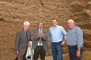 IMG_0315_web 25.000 Tonnen Maissilage im Jahr. Das entspricht einer Anbaufläche von rund 500 bis 700 Hektar, erklärte Lohnunternehmer Joachim Blunk (zweiter von links) beim Rundgang über die Anlage mit Rendswührens Bürgermeistert Claus Hopp (links), Geschäftsführer Peter Krabbe von der Hamburger B.A.U.M. Consult AG und Karl Rudolf Beckmann (rechts) aus der Gärtnersiedlung.