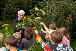 Freitagvormittag gab es zum 40-jährigen Jubiläum als Amtsvorsteher eine Überraschung für Claus Hopp aus Rendswühren. Die Grundschüler aus Schipphorst warteten mit einem Ständchen, Gedichten und einem Blumenregen für ihrem Amtsvorsteher und Bürgermeister auf. 