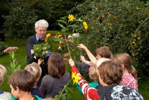Claus_Hopp_09_09_2011_IMG_1868 Freitagvormittag gab es zum 40-jährigen Jubiläum als Amtsvorsteher eine Überraschung für Claus Hopp aus Rendswühren. Die Grundschüler aus Schipphorst warteten mit einem Ständchen, Gedichten und einem Blumenregen für ihrem Amtsvorsteher und Bürgermeister auf.