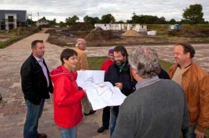 Planerin Elke Kistenmacher warf im neuen Bönebütteler Baugebiet Geelsand mit den Mitgliedern des Bauausschusses noch einmal einen Blick auf die Pläne. Bislang wurde hier gute Arbeit geleistet, lautete die Feststellung.  