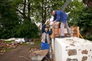 Die neue Forschungswand in Bornhöved nimmt Gestalt an. Rund 20 Tonnen wiegt das bisherige Teilstück. Etwa 30 Tonnen werden es bis zur Fertigstellung. Bis dahin müssen Karl-Heinz Philipp und Jürgen Kreutzfeldt (von links) von der Lübecker Kirchenbauhütte noch manchen Stein bewegen. 