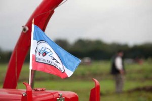 IMG_2315 Trotz „Schietwetter“ freuten sich Veranstalter, Teilnehmer und Gäste über eine gelungene Landesmeisterschaft der Leistungspflüger. Zum ersten Mal war Rendswühren und die hier ansässige Interessengemeinschaft Historische Landtechnik Gastgeber für die Meisterschaften.