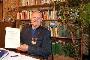 Harald_Timmermann_IMG_3034 Foto: "Ja der Verdienstorden ist eine große Freude, aber schauen Sie einmal in die neusten Ergebnisse über den Halsschmuck aus Gönnebek der dort vor rund 100 Jahren in einem Grabhügel gefunden wurde." - Harald Timmermanns Begeisterung für die Bornhöveder Geschichte kann eben nicht einmal von einem Bundesverdienstorden wirklich gebremst werden.