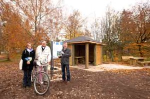 IMG_3049 Dagmar Ott vom Verein Mönchsweg stellte zur Einweihung der neuen Mönchsweghütte in Trappenkamp mit Hans-Henning von Reichenbach und Bürgermeister Harald Krille (von links), Karten, Angebote und Informationen zum Mönchsweg in Schleswig-Holstein und Dänemark vor.