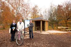 Dagmar Ott vom Verein Mönchsweg stellte zur Einweihung der neuen Mönchsweghütte in Trappenkamp mit Hans-Henning von Reichenbach und Bürgermeister Harald Krille (von links), Karten, Angebote und Informationen zum Mönchsweg in Schleswig-Holstein und Dänemark vor. 