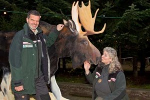 "Ich glaub, mich knutscht ein Elch", kündigte Waldpädagogin Britta Geelhaar mit Erlebniswaldleiter Stephan Mense schon einmal humorig die nordische Atmosphäre der 15. Waldweihnacht im Erlebniswald an. 