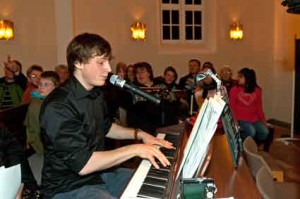 Mit Liedern wie Stille Nacht, Stern über Bethlehem und I´m dreaming of a white Christmas, läutete Dennis Bischoff den Theaterabend in der Heilig-Geist-Kirche klangvoll am Harmonium ein, bevor die Theatergruppe mit spitzeren Tönen aufwartete. 