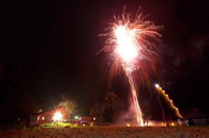 Mit Händels Feuerwerksmusik und einem farbenfrohen kleinen Feuerwerk bescherte der Bokhorster Posaunenchor mit Hilfe der Schillsdorfer Feuerwehr den Gästen der Kirchengemeinde eine frohe Feierstunde zum Jahresschluss. 