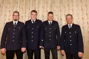 Tasdorfs Feuerwehrchef Sönke Staak gab sein Amt an Christian Bernhard Manke weiter. Sven Gernand rückte als Stellvertreter nach und Sönke Neve wurde als Gruppenführer in den neuen Feuerwehrvorstand gewählt (von links) 