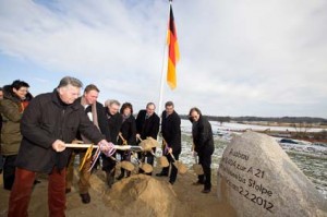 Nur wenige hundert Meter vom Grundstein für den neuen Autobahnabschnitt entfernt stoßen die Straßenbauer auf bis zu zehn Meter tiefen moorigen Grund. Da ist eine Menge Sand zum Auffüllen erforderlich. Bürgermeister Fritz Burchard aus Löptin, der stellvertretende Bürgermeister Jörg Wulf, Bürgermeister Holger Bajorat aus Stolpe, die Plöner Landrätin Stephanie Ladwig, Verkehrsminister Jost de Jager, Staatssekretär Enak Ferlemann und der Plöner Kreispräsident Peter Sönnichsen (von links), warfen schon einmal einige Spatenstiche Sand für das gute Gelingen des Baus hinzu. 