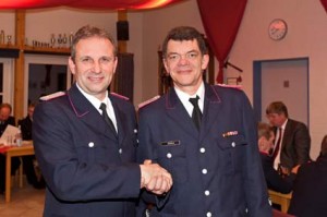 Zusammen bringen es Frank Löhndorf als bisheriger Gemeindewehrführer(links) und Jan Christof Böhlk als Nachfolger auf 50 Jahre freiwilligen Dienst in der Feuerwehr. 