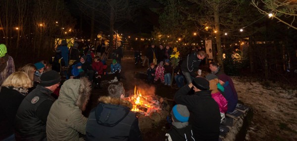 knisternde wärmende Lagerfeuer 