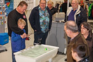 Rumplanschen mit den Weltmeistern. Günter Großmann zeigte Jonas Weißbach (8) aus Neumünster, wie die neuen Spezialwobbler im Wasser geführt werden müssen, damit Hecht und Zander sie unwiderstehlich finden.  