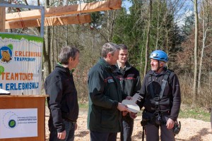 Architekt und Bauleiter Markus Koch hat seine Arbeit fertig. Gestern überreichten Landesforstdirektor Tim Scherer und Erlebniswaldleiter Stephan Mense symbolisch den Schlüssel für den Teamtower an Jörg Kommritz von RopeXCourse als Bettreiber (von links). 