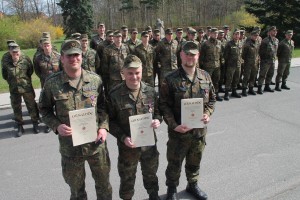 Die  Oberfeldwebel Mathias Niedzielski (31), Aleksander Kannengießer (31) und Jan Röhe (29, v.lks.) wurden für ihren beherzten Hifseinsatz mit dem Feuerwehrehrenkreuz ausgezeichnet.