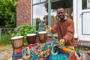 Vor zwei Jahren war der afrikanische Perlenmacher Oklah Tetteh schon einmal in Großharrie zu Gast. Dieses Jahr ist er wieder beim Perlenfest am Bölleli dabei. Eine einzige handgefertigte Kette kann über 2200 kleine Glasperlen enthalten, zeigte der "Perlenmillionär".