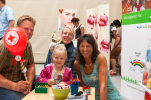 "Tolle informative Messe. Viele Angebote aus der Gegend waren uns noch nicht bekannt", meinten Marc und Bianca Gogarten, die mit Tochter Maxine (4 Jahre) seit fünf Jahren in Trappenkamp leben, am Stand von Logopädin Angela Hegeler aus Bornhöved. 