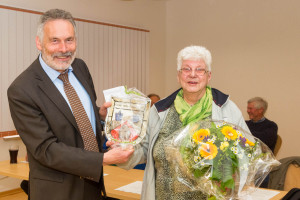 23 Jahre hat Hildegard Möller (75) in Bönebüttel für die Gemeinde geputzt. Dafür sagte Bürgermeister Udo Runow mit einer Ehrung, Blumen und dem Gemeindewappen als kleines Zeichen der Anerkennung danke.  