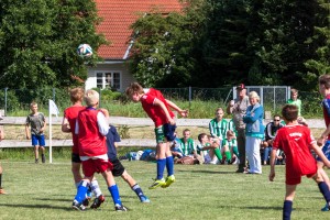 Auch die jungen Nachwuchsspieler zeigten in Großharrie mit einem spannenden Spiel, was sie können. Dabei waren auch gekonnte Kopfballeinsätze, wie hier von Dennis Forster aus Großharrie, zu sehen.  