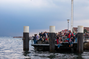 Zehntausende Zuschauer säumten die Strände, um die Windjammerparade zu genießen. 