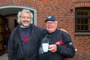 Fritz Kasehagen (73, rechts) gehört zu den Urgesteinen der Mogobesucher. Die 120 Kilometer aus Harsefeld im Landkreis Stade nimmt er gern auf sich, um in Bokhorst dabei zu sein und ein wenig mit Mogopastor Erich Faehling zu plaudern. 