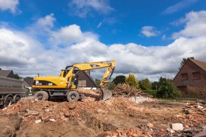 Am Harrieer Weg in Tasdorf ist der Abrissbagger angerückt. Vom ehemaligen Landhaus Tasdorf sind nur noch sauber getrennte Holz-, Stein- und Metallhaufen geblieben. 