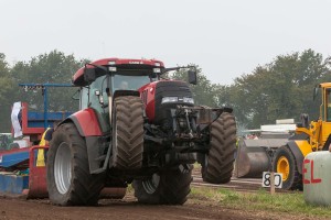 So manche Fahrt drohte noch kurz vor dem Ziel zu enden. Wenn die Gewichte des Schleppschlittens und aufgeschobener Ackerboden für immer mehr Bremswirkung sorgten, halfen auch aufbrüllende Motoren nicht mehr. 