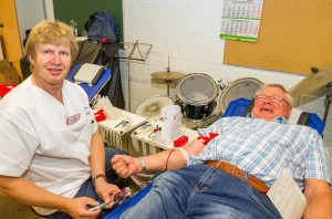 Bei Spendenrekordler Klaus Gerstandt braucht sich der Krankenpfleger und Blutspendehelfer Jens Busche keine Gedanken zu machen.  