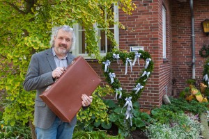 Die Menschen, das Lebensgefühl rund um das Bokhorster Pfarrhaus, die zwitschernden Vögel im Ginkgobaum vor dem Fenster des Arbeitszimmers und Vieles mehr wird er vermissen. Einen Koffer voller Rüstzeug und eine Idee wie Kirche sein kann, nimmt Erich Faehling mit nach Preetz und in das neue Amt als Propst.  