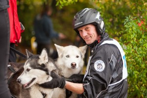 Torsten Zeigert aus Strahlendorf gehört zu den "Alten Hasen" unter den Startern. Das innige Verhältnis zu seinen Sibirian Huskys gehört nicht nur zum Musherleben dazu, sonder ist auch etwas ganz Besonderes, sagt der erfahrene Fahrer. 