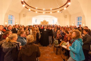 Noch einmal durfte Erich Faehling (Mitte) nach gut 25 Jahren als Pastor in Bokhorst in seiner Gemeinde mittendrin sein und "Auf Wiedersehen" sagen. 