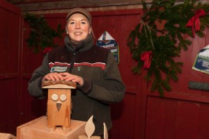 "Komischer Kauz gefällig?" Den dürfen Besucher der Waldweihnacht aus massivem Holz selber basteln, freute sich Waldpädagogin Britta Gehlhaar. Neben kleinen Bastelsachen wird es Fledermauskästen, Vogelhäuser und sogar massive Holzkobel für Eichhörnchen geben. 