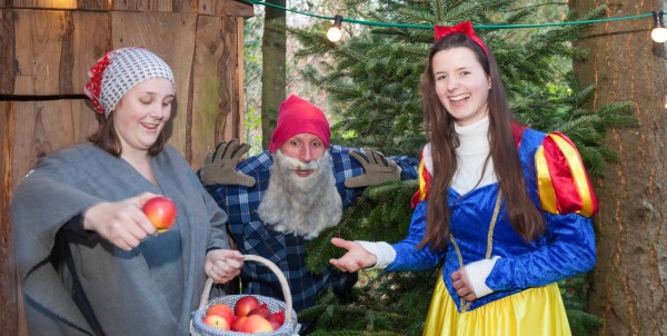 "Jetzt isst sie gleich den Apfel!" Zwerg Timo Holst ist entsetzt über die böse Königin (Marilena Stuht) die Schneewittchen (Nadja Laackmann) mit dem Apfel vergiften will. Zu Schneewittchens Rettung will sich der Zwerg Verstärkung aus dem Publikum holen.  