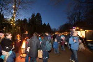 Trotz eines rekordverdächtigen Besucheransturms ging es Sonnabend auf der Waldweihnacht im Erlebniswald bei fröhlich-gelassener Stimmung fast beschaulich zu. Nur die Hämmer an den vielen Bastelständen stimmten ein unermüdlich eifriges Lied an. 