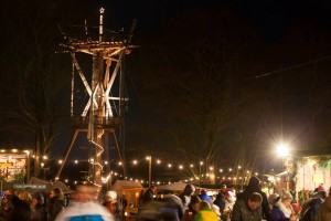 In festliches Licht getaucht wies der Teamtower weit sichtbar über den Waldwipfeln und den Lichtern der Waldweihnacht den Besuchern den Weg zur Waldweihnacht. 