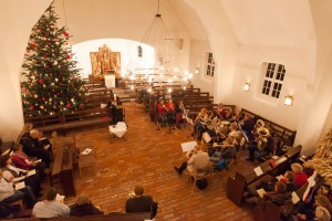 Während der Bokhorster Posaunenchor in der zur runden Kirche umgebauten Heilig-Geist-Kirche den Abendgottesdienst mit Pastorin Andrea Simowski begleitete, bereitete die Schillsdorfer Feuerwehr am Gemeindehaus das Feuerwerk vor.  