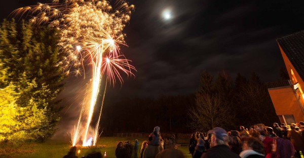 Nach dem Abendgottesdienst hatten die Schillsdorfer Feuerwehrleute und der Posaunenchor auf der Wiese am Gemeindehaus zu einem gelungenen Jahresabschied mit Musik und Feuerwerk eingeladen.