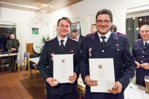 Die Bönebütteler Feuerwehrmänner Götz Hartung (links) und Mirko Runow freuten sich über die Anerkennung ihrer Leistung durch das Brandschutzehrenzeichen in Silber am Bande aus dem Innenministerium des Landes. 