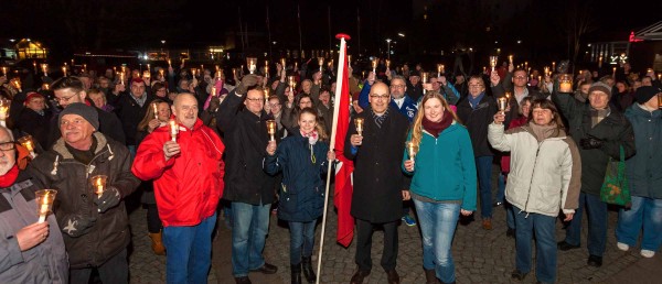 Ministerpräsident Torsten Albig (Mitte) war der Einladung von SPD Initiatorin Merle Schultz (rechts) gern nach Trappenkamp gefolgt. Mitfreuen durfte sich die 15-jährige Laura Barkow von den Jusos (links), die mit dem Ministerpräsidenten gegen Fremdenhass und für mehr Verständnis ein Licht anzünden durfte.