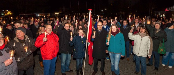 Ministerpräsident Torsten Albig (Mitte) war der Einladung von SPD Initiatorin Merle Schultz (rechts) gern nach Trappenkamp gefolgt. Mitfreuen durfte sich die 15-jährige Laura Barkow von den Jusos (links), die mit dem Ministerpräsidenten gegen Fremdenhass und für mehr Verständnis ein Licht anzünden durfte. 