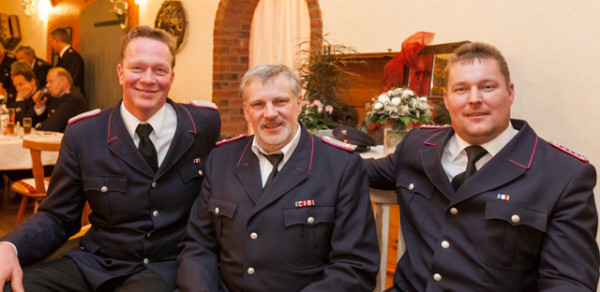 "Gemütlich", meinten Thomas Prien als neuer Gemeindewehrführer (links) und Barne Schnoor als Stellvertreter (rechts) und gratulierten und dankten dem scheidenden Wehrführer Hubert Ehlers (Mitte) auf seiner "Ruhebank".