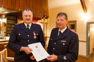 Bürgermeister Heinrich Danker (rechts) überreichte dem Schillsdorfer Oberfeuerwehrmann Uwe Schröder Feuerwehrehrenzeichen in Silber am Bande. 