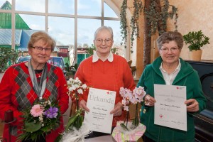 "Danke für 35 Jahre aktiven Einsatz und Mitgliedschaft im DRK-Bokhorst", hieß es Dienstag für Elke Lisch. Außerdem wurden Erna Roscher für 40 Jahre und Annemarie Henningsen für 50 Jahre Mitgliedschaft geehrt (von links). 