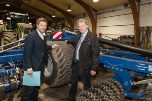 "Gülle als Dünger und Wertstoff hat ihren schlechten Ruf eigentlich gar nicht verdient", meinte Landwirtschaftsminister Dr. Robert Habeck (links) beim Besuch einer internen Fachdiskussion mit 250 Gästen auf dem Betrieb von Lohnunternehmer Joachim Blunk in Rendswühren.