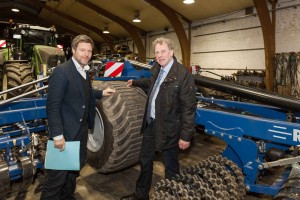 "Gülle als Dünger und Wertstoff hat ihren schlechten Ruf eigentlich gar nicht verdient", meinte Landwirtschaftsminister Dr. Robert Habeck (links) beim Besuch einer internen Fachdiskussion mit 250 Gästen auf dem Betrieb von Lohnunternehmer Joachim Blunk in Rendswühren. 