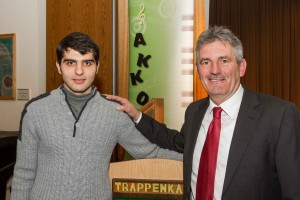 Der 19-jährige Syrer Ward Alhabasch (links) spricht nach knapp einem Jahr nicht nur ausgesprochen gut Deutsch, sondern setzt sich im Projekt der Trappenkamper Willkommenskultur als Ansprechpartner für seine Landsleute ein. "So kann Integration funktionieren", lobte Bürgermeister Harald Krille den jungen Syrer.