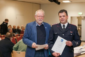 Dirk Stemke wurde von den Bornhöveder Politikern einstimmig als neuer Gemeindewehrführer bestätigt. Bürgermeister Dietrich Schwarz nahm dem neuen Feuerwehrchef und Ehrenbeamten den Diensteid ab.   