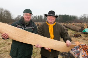 3500 Festmeter Wertholz kamen jetzt in Lanken und Daldorf zeitgleich unter den Hammer. Ein Großteil wird zu wertvollem Furnier geschnitten, zeigten Harald Nasse von den Schleeswig-Holsteinischen Landesforsten und Dr. Manfred Quer (links) von der Schleswig-Holsteinischen Holzagentur (rechts). 