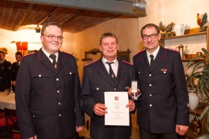 Dem Tasdorfer Löschmeister Klaus Riepen (Mitte) wurde für 40 Jahre freiwilligen Dienst in der Feuerwehr das Brandschutz-Ehrenzeichen in Gold am Bande verliehen. Gemeindewehrführer Christian Manke (links) und Bürgermeister Hans-Heinrich Sievers (rechts) gratulierten.